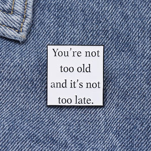 Sming Pins No eres demasiado viejo y no es demasiado tarde Esmalte Pin Frases inspiradoras cálidas Broches Insignia de solapa Joyería - Product Image 3