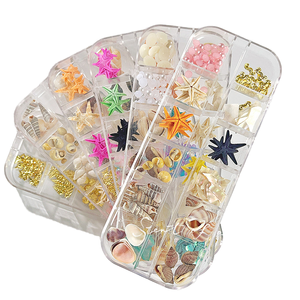 12 grilles de breloques pour ongles, motifs papillon, cœur et étoile, en alliage doré ajouré 3D, décorations pour nail art - Product Image 1