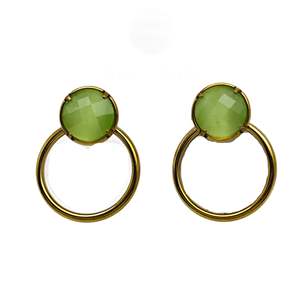 Boucles d'oreilles clous en acier inoxydable 316L plaqué or PVD avec pierre verte, bijoux de mode durables et résistants - Product Image 1