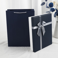 Boîte cadeau écologique recyclable bleu foncé et blanc avec nœud en ruban, couvercle et base, pour vêtements et foulards, finition mate, vente en gros
