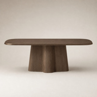 Ensemble de salle à manger rectangulaire en bois massif Wabi-Sabi avec base cannelée et chaises en tissu de luxe léger pour la conception de villas et d'hôtels haut de gamme