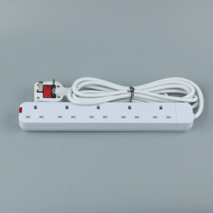 Multiprise blanche standard britannique avec interrupteur rouge et câble long, adaptée à une utilisation domestique et extérieure. - Product Image 4