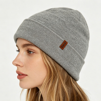 Berretto Invernale Unisex in Acrilico di Alta Qualità, Lavorato a Maglia, con Risvolto e Logo Personalizzato in Pelle sul Lato