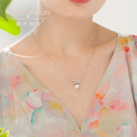 Collier Pendentif Nœud Papillon de Luxe en Or Jaune 14K avec Perle d'Eau Douce de Grade AAAAA et Zircon, Collection Lucy Jewelry - Grande Vente