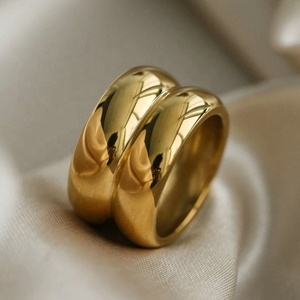 Anello da donna spesso e lussuoso <span class=keywords><strong>in</strong></span> <span class=keywords><strong>acciaio</strong></span> inossidabile dorato, liscio, largo 13 mm, perfetto come fede nuziale - Product Image 3
