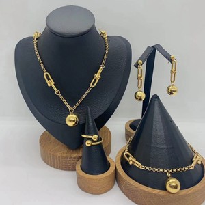 Conjunto de Joias Femininas da Moda em Aço Inoxidável Banhado a Ouro 18K com Pingente de Bola Hip Hop e Zircônia Geométrica em Formato de Coração - Product Image 1