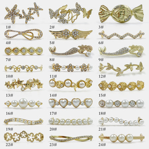 Petite boucle de chaussure décorative tendance en métal blanc avec perles et diamants, plaque DIY en forme de fleur pour chaussures - Product Image 1