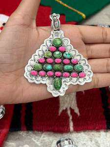 Colgante Navideño Hecho a Mano en Plata de Ley con Turquesa de Montaña Sonora Rosa Intenso para Mujer - Product Image 3
