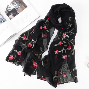 Collection d'automne Nouveau foulard <span class=keywords><strong>en</strong></span> <span class=keywords><strong>soie</strong></span> brodé avec petites fleurs Long Hijab <span class=keywords><strong>sauvage</strong></span> pour châle femme musulmane - Product Image 3