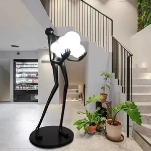 モダンなデザインのグラスファイバーアート抽象的な男フロアランプホテルロビー彫刻装飾