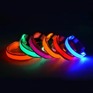 애완 동물 밤 안전 코드 번쩍이는 놀 4 개 크기 7 색깔을 가진 다채로운 반대로 분실된 LED 개 목걸이