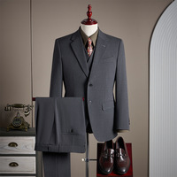 Costume Homme Haute Couture à Simple Boutonnage, Rayures Fines, Col Cranté, Style Italien Sophistiqué, Idéal pour les Affaires