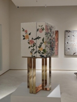 Armoire autoportante haut de gamme de designer avec portes en carreaux floraux peints à la main et cadre métallique élégant pour un rangement luxueux à domicile