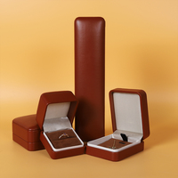 Boîte à bijoux de luxe en velours marron en cuir PU pour colliers, bracelets, boucles d'oreilles et bagues, avec logo personnalisé, vente en gros