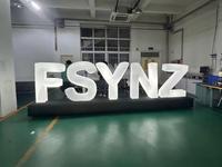 Lettres et chiffres gonflables géants personnalisés éclairés par LED pour la publicité lors d'événements d'activation de marque