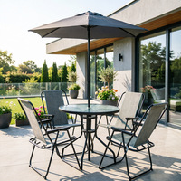 Ensemble de meubles de patio minimalistes modernes, table en verre avec quatre chaises pliantes et parasol central pour terrasse