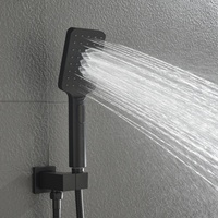 Système de douche noir mat avec vanne carrée encastrée, support mural carré, pommeau de pluie carré, double sortie et douchette à main carrée avec flexible