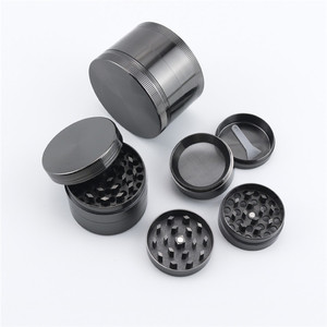 Molinillo de Hierbas Manual Clásico de 4 Piezas, Accesorios Metálicos para Fumar, Triturador de Tabaco de Aleación de Zinc - Product Image 4