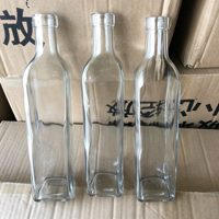 Carafe en verre carrée vintage à rayures verticales côtelées et arquées, idéale pour le stockage d'huile d'olive, de jus et de boissons sur la table de cuisine