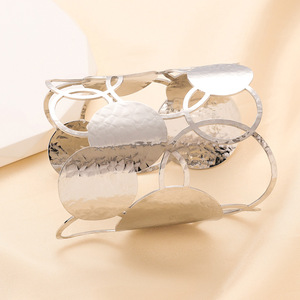 Pulsera de acero inoxidable hueca en forma de corazón de 8 cm para mujer, regalo de joyería de moda - Product Image 5