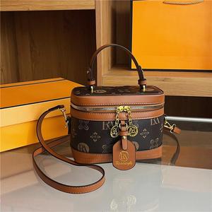 กระเป๋าสะพายไหล่ผู้หญิง ดีไซน์หรูหรา หนัง PU คุณภาพสูง ขนาดใหญ่ พร้อมสายโซ่ - Product Image 5