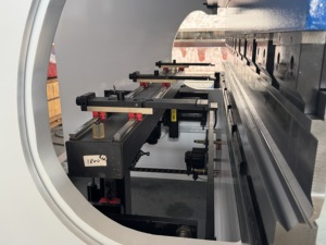 เครื่องกดเบรกไฮดรอลิก <span class=keywords><strong>CNC</strong></span> สำหรับแผ่นโลหะเครื่องดัดแบบเซอร์โวไฟฟ้าใช้<span class=keywords><strong>งาน</strong></span>ได้หลากหลายงานตามต้องการ - Product Image 3