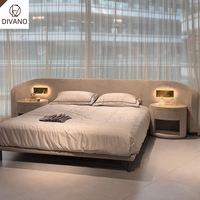 Gebogenes Kopfteil Modernes Luxus-Schlafzimmerbett Maßgefertigter Samtbezogener Bettrahmen mit Integrierter LED-Ambientebeleuchtung