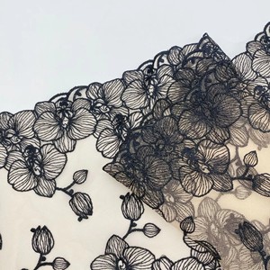 Passamanerie <span class=keywords><strong>in</strong></span> <span class=keywords><strong>pizzo</strong></span> <span class=keywords><strong>nero</strong></span> floreale ricamato <span class=keywords><strong>in</strong></span> morbida rete nude, eleganti per lingerie da donna, pigiami, abiti da sposa e vestiti. - Product Image 4
