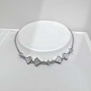 Bracelet chaîne en laiton personnalisé avec coquille plaquée argent, cadeau de mode pour femmes, bracelet ajustable avec breloques gravées, design élégant - Product Image 1
