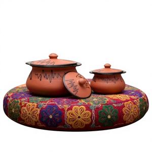 SwamiG TradeX – Batterie de cuisine en terre cuite peinte à la main, résistante à la chaleur, antiadhésive, facile à nettoyer, écologique, avec couvercles - Product Image 1