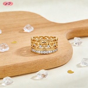 Bague large plaquée or 18 carats avec couronne cœur ajourée, incrustée de zircone cubique, style vintage ajouré, élégante et tendance - Product Image 6