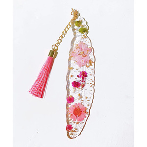 Marque-pages en résine époxy avec plumes, pompons, fleurs pressées faites à la main, design moderne, impression numérique écologique, promotionnels variés - Product Image 6