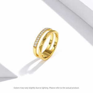 Anillo de acero inoxidable con líneas paralelas, chapado al vacío en oro de 14K con circonita - Product Image 1