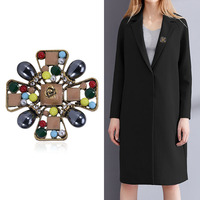 Broche créative colorée en forme de croix creuse, ornée de diamants et de strass, accessoires de mode rétro vintage en forme de fleur