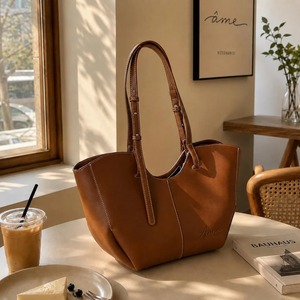 Sac de soirée en cuir le plus vendu pour femmes, au style sophistiqué, idéal pour les mariages et les soirées, disponible au prix export. - Product Image 5