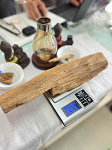 Échantillon de bois brut d'agarwood Ky Nam 273g, teinte jaune-brun, grain de résine dense, pour la fabrication artisanale sur mesure - Product Image 4