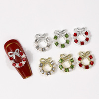 Décorations d'ongles de Noël en gros : Breloques 3D en forme de couronne, en alliage, avec strass et perles incrustées pour nail art de fêtes