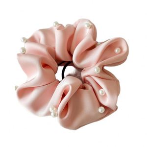 Élastiques à cheveux en tissu noir pour femmes, design tendance, avec fleur, perle, soie et satin, pour queue de cheval - Product Image 1