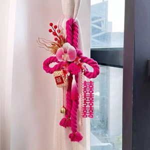 Décoration de mariage en tissu rouge avec nœud Swastika, motif Rose Rouge et caractères Double Bonheur, pour poignée de porte de chambre de mariée - Product Image 3