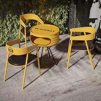 Ensemble table et tabourets de restaurant en fût d'huile industriel rétro, mobilier en métal personnalisé avec logo pour café-bar