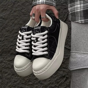 Chaussures de skate décontractées polyvalentes pour hommes, collection Printemps 2026, en toile noire et blanche, à plateforme rehaussante, confortables, à bout épais, style niche - Product Image 1