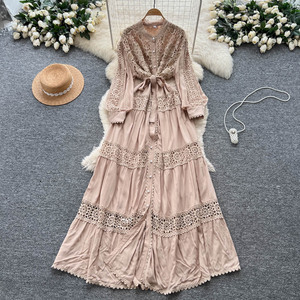 Abito Lungo Elegante in Poliestere Stile Retrò Francese con Cintura e Dettagli in Pizzo Traforato, Chiusura Monopetto, Ideale per la Primavera - Product Image 2