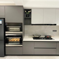 Ensemble complet de meuble de cuisine en bois massif sur mesure avec évier et robinet, design moderne, doté d'un panneau en MDF mélaminé et d'un panier coulissant pour tiroir