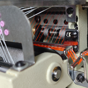 Machine à coudre multi-aiguilles YS-1412PQ pour élastiques de rideaux, tissus, ceintures de pantalons et bandeaux en caoutchouc - Product Image 4