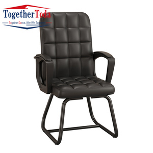 Silla de Oficina Apilable Económica de Cuero PU para Sala de Conferencias y Reuniones con Reposabrazos - Product Image 1