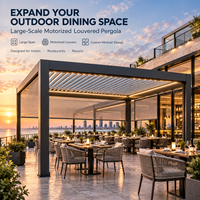 Pergola motorisée commerciale à lames orientables avec écrans latéraux rétractables et éclairage LED pour terrasse de restaurant en plein air