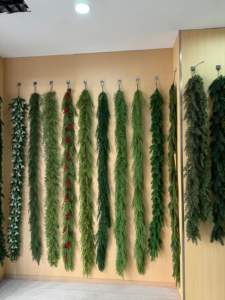 Guirlande de pin de Norfolk blanc vigne de Noël enneigée artificielle 210cm 240cm 270cm pour la décoration de la maison et de l'événement - Product Image 2