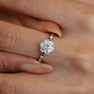 Anillo de Halo con Diamante Moissanite de Plata 925 de Excelente Calidad para Mujer, con Brillo Brillante, Disponible para Novias al Mejor Precio - Product Image 2