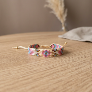 Bracelet artisanal Sstringz en perles Miyuki Delica dorées métalliques, blanc ivoire et brun terreux avec motif géométrique tribal - Product Image 6