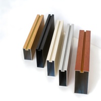Plafond acoustique en aluminium Alumtimes avec finition imitation bois, plafond linéaire en métal ignifuge pour bureaux modernes et hôpitaux